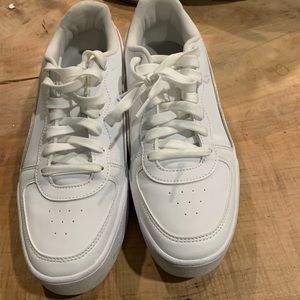 Women’s pumas - never worn
